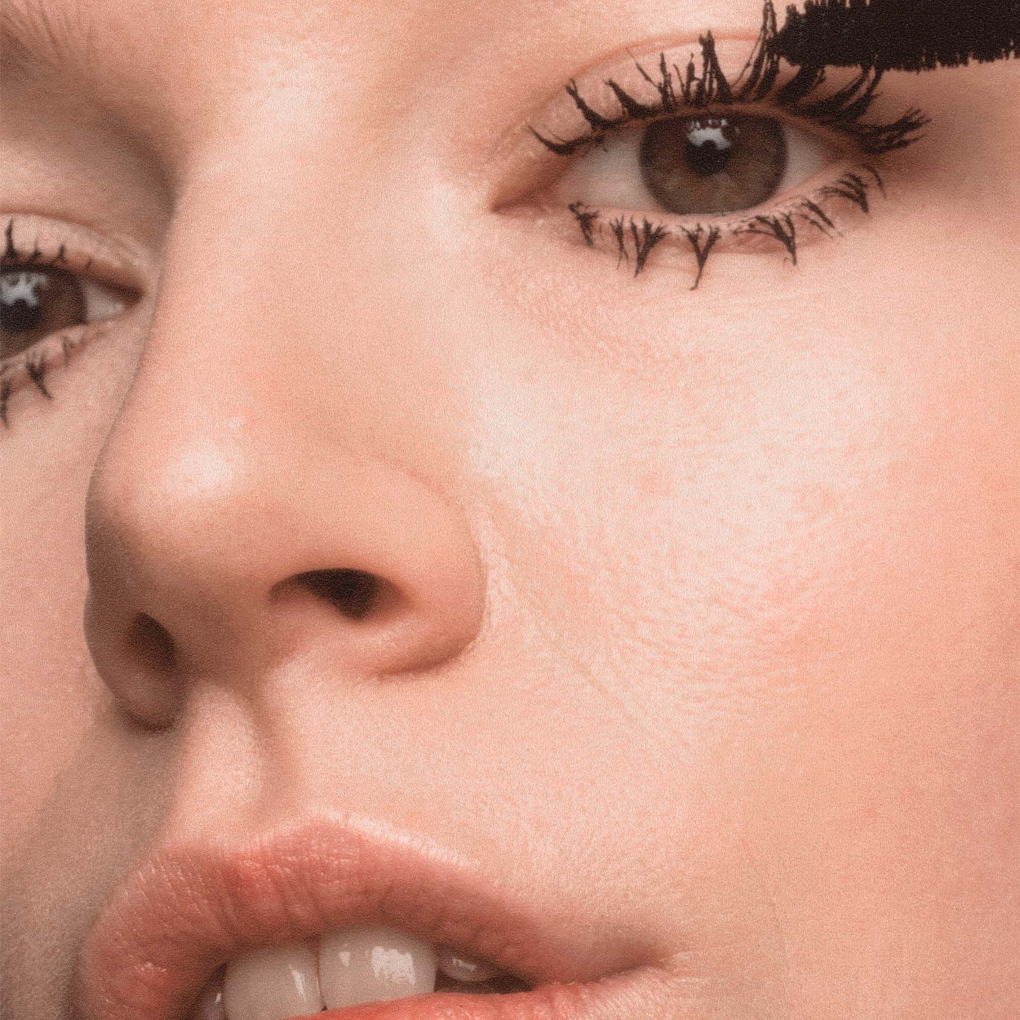 COME CLOSER Infinite Lash Mascara Volume