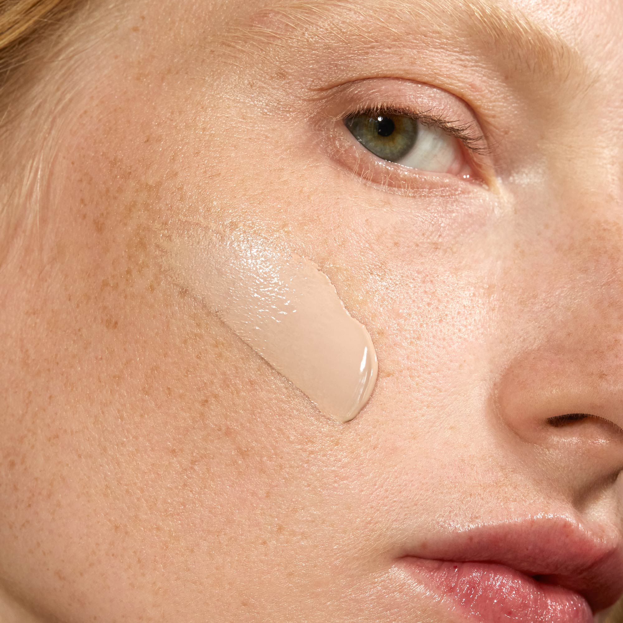 SKINONYM Fond de teint semi-mat enrichi en peptides